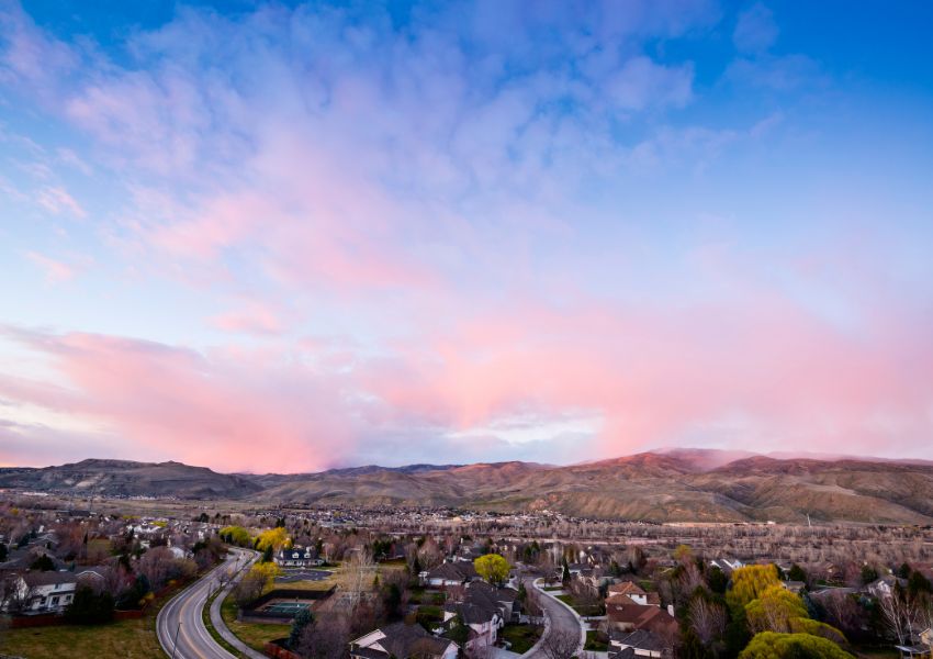 idaho-town-with-village-and-mountain